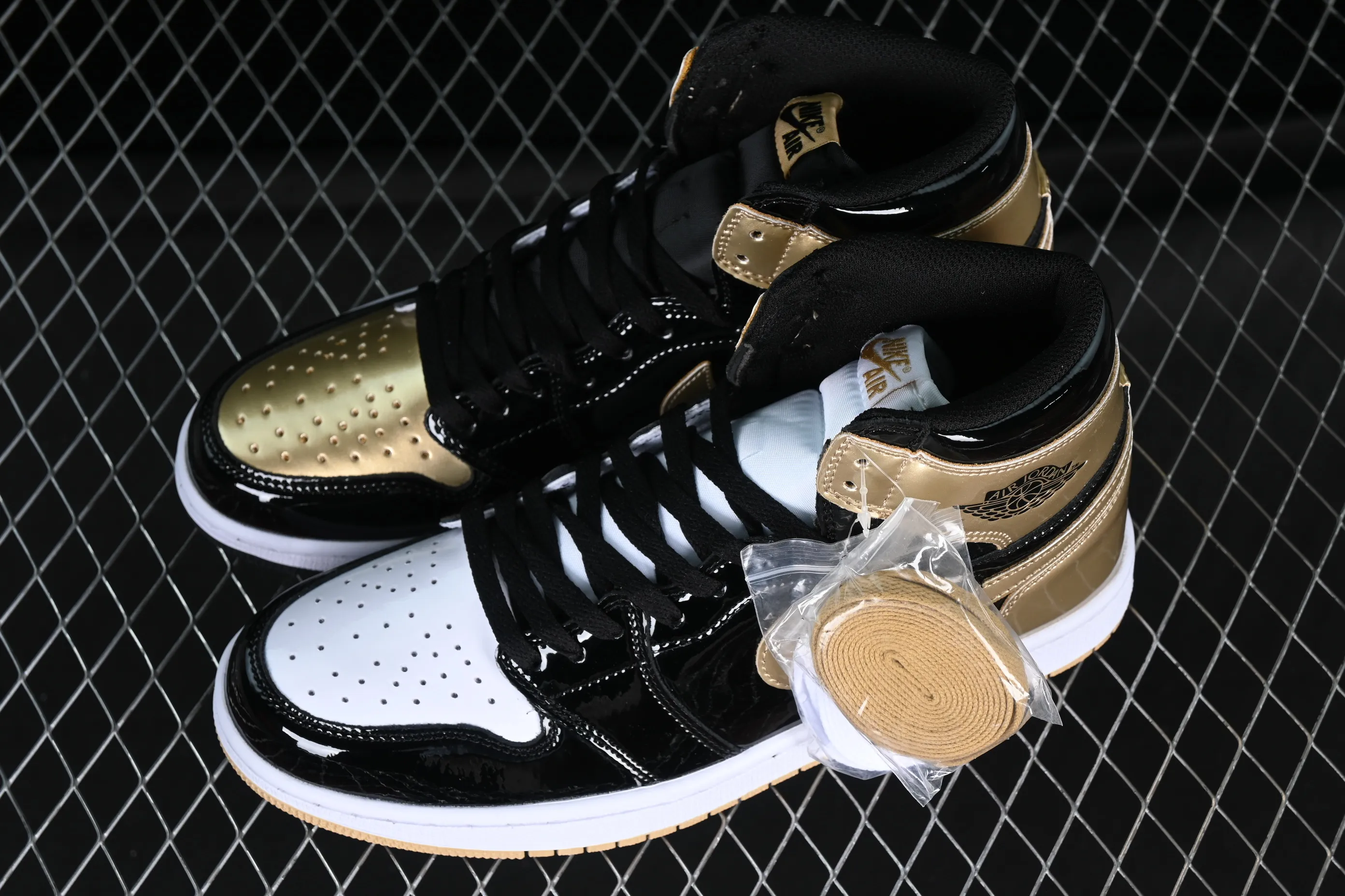 All categories Air Jordan Jordan series basketball shoes Air Jordan 1 High Air Jordan 1 Retro High "ComplexCon" AJ1 Joe 1 Black Gold Mandarin Duck 861428-001